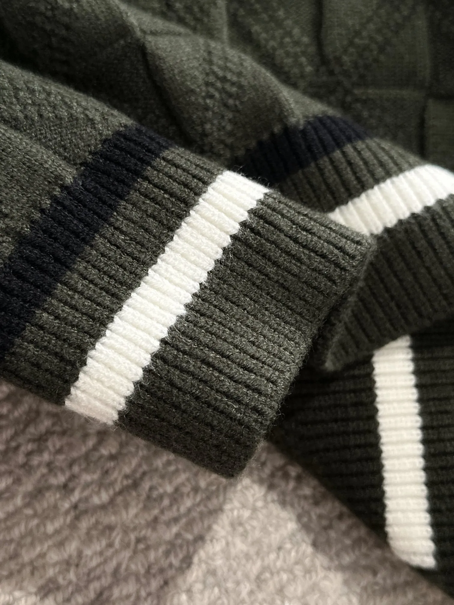 Next day shipping P360 Big Goose 2025 official website latest autumn and winter sweaters, popular models are on sale at the same time at the counter! Specially made of wool blended fabric. It feels comfortable and can be directly in contact with the skin. The logo badge is exquisitely embroidered, which is extremely eye-catching! The details highlight the fashionable charm of big brands. Exquisite workmanship. Three-dimensional cutting style. The wearing effect is invincible and handsome! All three standards are complete! Size: M-3XL
